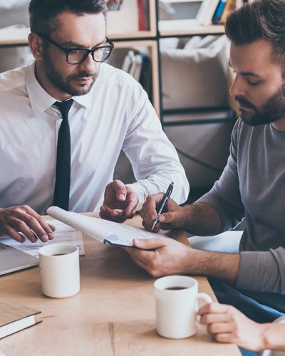 ✓ <b>Valoramos tu vivienda</b>: hacemos un análisis de tu vivienda tomando como referencia las tendencias del mercado, además de sus características; así, podemos dar un valor acorde a tus expectativas.<br> <br> ✓ <b>Fijamos precio:</b> teniendo como base nuestra valoración, tú decides a qué precio deseas vender tu propiedad.<br> <br> ✓ <b>Solicitud documentación:</b> una vez fijado el precio de venta, te solicitamos la documentación requerida para agilizar los trámites. <br> <br> ✓ <b>Reportaje de fotos profesional:</b> un profesional en fotografía, especializado en viviendas, será el encargado de mostrar lo mejor de tu hogar. También, incluimos la posibilidad de hacer un tour virtual y Home Staging.<br> <br> ✓ <b>Realizamos CEE y planos:</b> tanto el Certificado de Eficiencia Energética de tu vivienda (documento obligatorio para la venta), como los planos del inmueble los realizará un arquitecto/aparejador colegiado. Todo esto sin coste adicional.