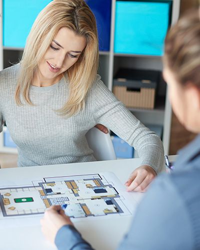 ✓ <b>Análisis de búsqueda:</b> Empezamos con una entrevista para conocer tus necesidades y expectativas, así, podremos acotar la búsqueda de inmuebles.<br> <br> ✓ <b>Análisis financiero:</b> Hacemos un análisis financiero personalizado para aconsejarte sobre tu compra; con estos datos sabemos el tipo de vivienda que necesita y el precio.<br> <br> ✓ <b>Selección de inmuebles:</b> tu información pasa a formar parte de nuestra base de datos, para poder compartir todos los inmuebles que cumplen con los requisitos de tu búsqueda. Igualmente, te enviaremos actualizaciones de nuevas propiedades. <br> <br>