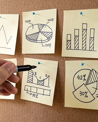 ✓ <b>Plan de marketing personalizado:</b> trabajamos con expertos en marketing inmobiliario, quienes se encargarán de realizar una campaña personalizada, acorde a las características de tu vivienda. Así, daremos la mayor difusión entre los clientes potenciales.<br> <br> ✓ <b>Alta difusión del anuncio publicitario:</b> como parte de nuestra estrategia, la información de tu vivienda hará parte de nuestra base de datos, la cual utilizamos para informar a nuestros compradores potenciales sobre las viviendas disponibles. También, trabajamos en conjunto con las inmobiliarias pertenecientes a la <b>MLS de Cádiz (GICA),</b> para compartir el anuncio de tu vivienda en más de 100 agencias inmobiliarias. <br> <br> ✓ Adicional a esto, publicamos en las principales plataformas inmobiliarias como <b>Fotocasa, Idealista, Pisos.com, Milanuncios, Habitaclia,</b> etc. Utilizamos planes de pago para que nuestros anuncios aparezcan en las primeras posiciones. <br> <br> ✓ Por si fuera poco, disponemos de un módulo en el <b>Diario de Cádiz</b> que actualizamos cuatro veces por semana con las nuevas viviendas en venta.
