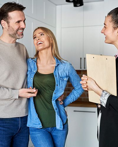 ✓ <b>Visitas con clientes potenciales:</b> al finalizar la etapa de marketing, preparamos las visitas con clientes potenciales, quienes han pasado nuestros filtros de seguridad y solvencia económica. <br> <br> ✓ <b>Redacción contrato de compraventa:</b> Redactamos el contrato de compraventa, indicando todas las condiciones pactadas. Este documento es supervisado por nuestro departamento jurídico. <br> <br>