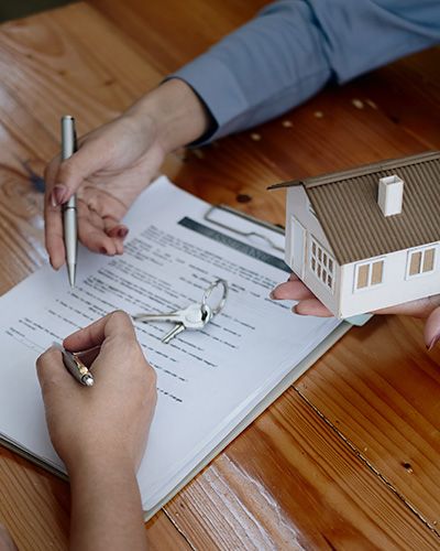 ✓ <b>Preparación notaría:</b> Nos encargamos de toda la gestión previa de la firma de escritura pública de compraventa en notaría. Solicitamos certificados de IBI, de comunidad, y cancelación de cargas, gestión de herencias, etc. Y se lo hacemos llegar a la notaría.<br> <br> ✓ <b>Firma en Notaría:</b> el día de la firma en notaría, estarás acompañado por uno de nuestros asesores del departamento jurídico para verificar que todo esté en orden y resolver cualquier incidencia de último minuto. Tú solo tendrás que firmar. <br> <br> ✓ <b>Cambios de suministros y cambio de titular en la CC. PP:</b> nuestro servicio postventa se encarga de cerrar con broche de oro nuestra atención; gestionamos el cambio de titularidad en los suministros de agua y luz, así como en la comunidad de propietarios.