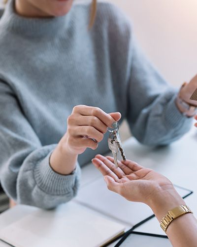 ✓ <b>Preparación de Notaría:</b> Nos encargamos de toda la gestión previa de la firma de escritura pública de compraventa en notaría. Solicitamos certificados de IBI, de comunidad, y cancelación de cargas, gestión de herencias, etc. Y se lo hacemos llegar a la notaría. <br> <br> ✓ <b>Firma en Notaría:</b> el día de la firma en notaría, estarás acompañado por uno de nuestros asesores del departamento jurídico para verificar que todo esté en orden y resolver cualquier incidencia de último minuto. Tú solo tendrás que firmar. <br> <br> ✓ <b>Cambios de suministros y cambio de titular en la CC. PP:</b> nuestro servicio postventa se encarga de cerrar con broche de oro nuestra atención; gestionamos el cambio de titularidad en los suministros de agua y luz, así como en la comunidad de propietarios. <br> <br> ✓ <b>Presentación de la Plusvalía:</b> finalmente, presentamos los impuestos municipales en el ayuntamiento por ti, (plusvalía municipal) te hacemos llegar la carta de pago para que tú solo tengas que hacer la transferencia. <br> <br>